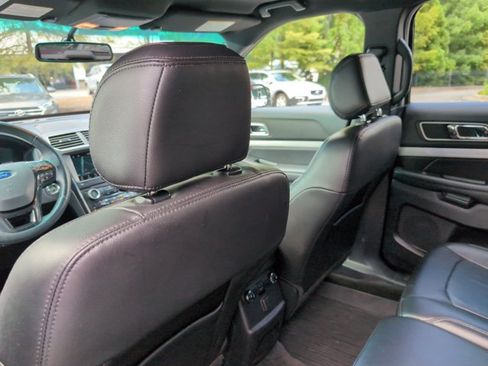Used 2017 Ford Explorer XLT w/ Equipment Group 202A AWD/4WD image 21