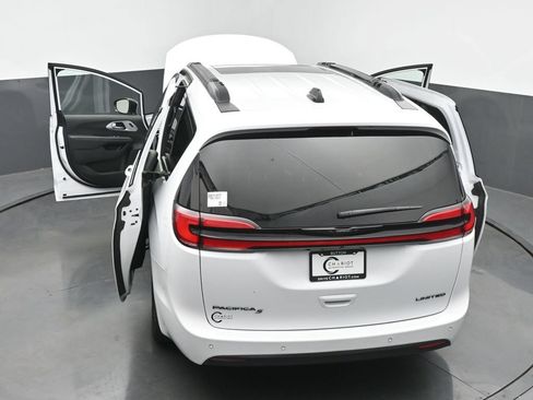 Used 2025 Chrysler Pacifica Limited FWD image 68