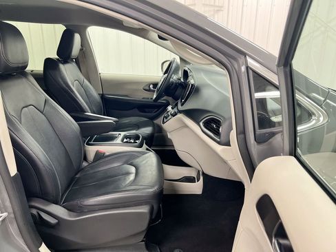 Used 2022 Chrysler Pacifica Touring-L image 21