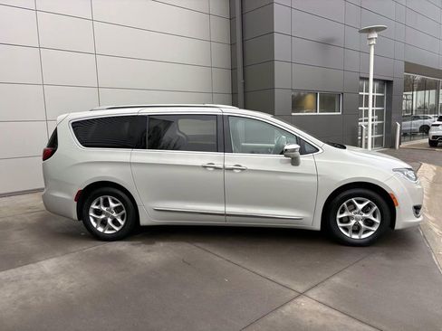 Used 2019 Chrysler Pacifica Limited w/ Advanced Safetytec Group image 8