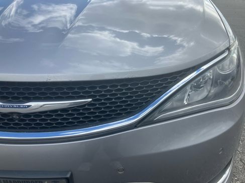 Used 2017 Chrysler Pacifica Limited image 30