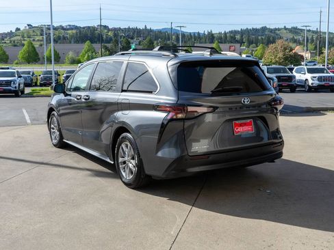 Used 2025 Toyota Sienna XLE w/ XLE Plus Package AWD/4WD image 5