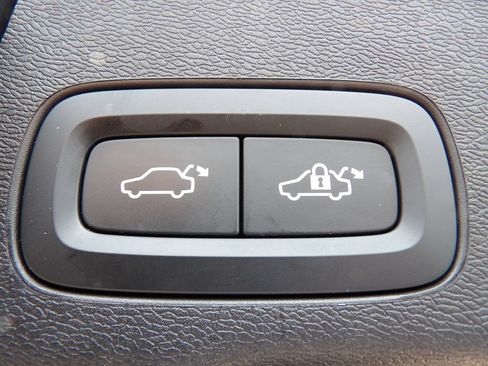 Certified 2025 Volvo XC60 B5 Ultra w/ Protection Package Premier AWD/4WD image 27