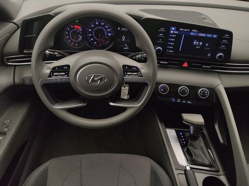 Used 2022 Hyundai Elantra SE FWD image 22