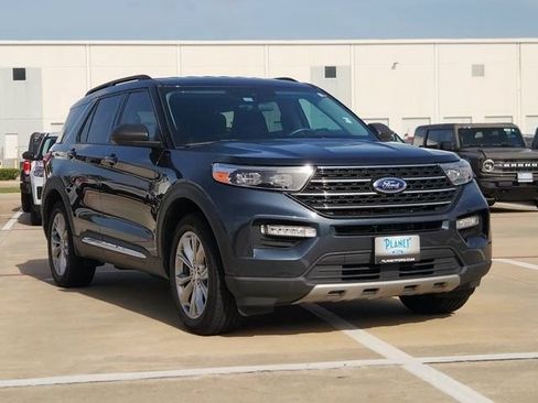 Used 2024 Ford Explorer XLT w/ Equipment Group 202A RWD image 3