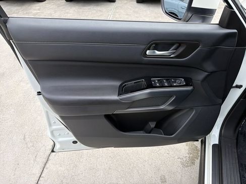 Certified 2024 Nissan Pathfinder SL FWD image 16