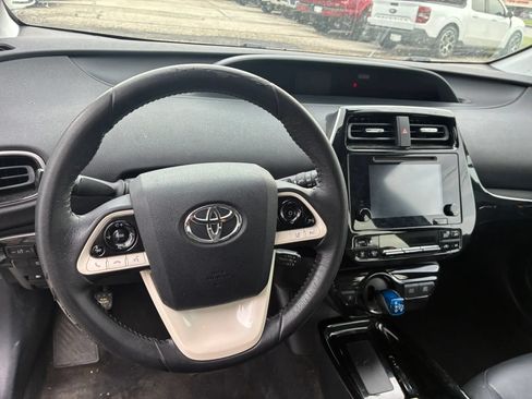 Used 2017 Toyota Prius Four FWD image 3