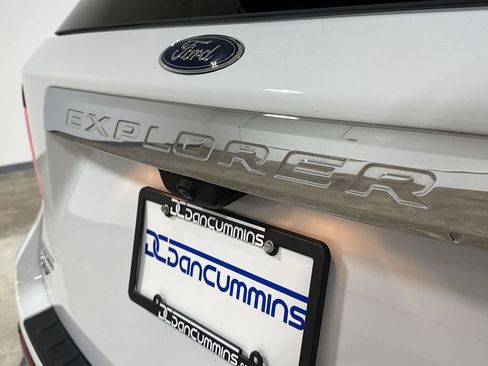 Used 2023 Ford Explorer XLT AWD/4WD image 26