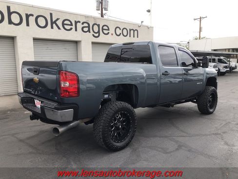Used 2010 Chevrolet Silverado 2500 LT w/ Interior Plus Package AWD/4WD image 9