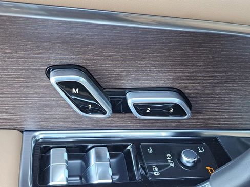 Used 2025 Land Rover Range Rover SE AWD/4WD image 19