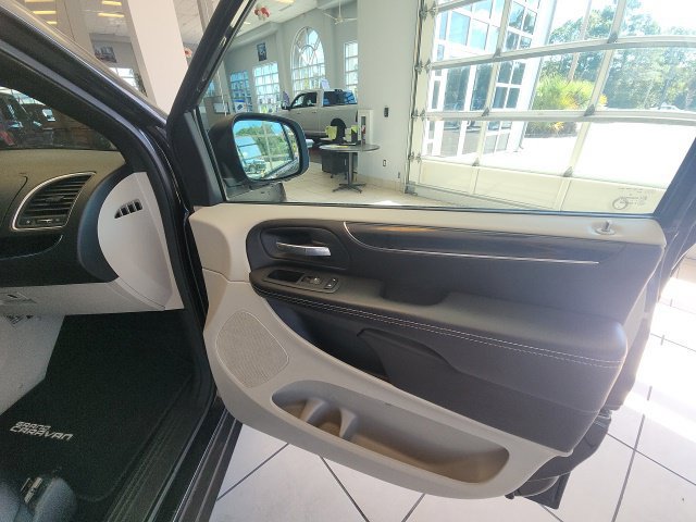 Used 2017 Dodge Grand Caravan SXT FWD image 19