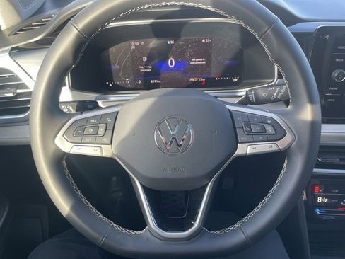 Certified 2025 Volkswagen Taos SE w/ Panoramic Sunroof Package image 14