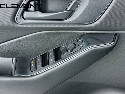 Used 2024 Nissan Rogue S image 23