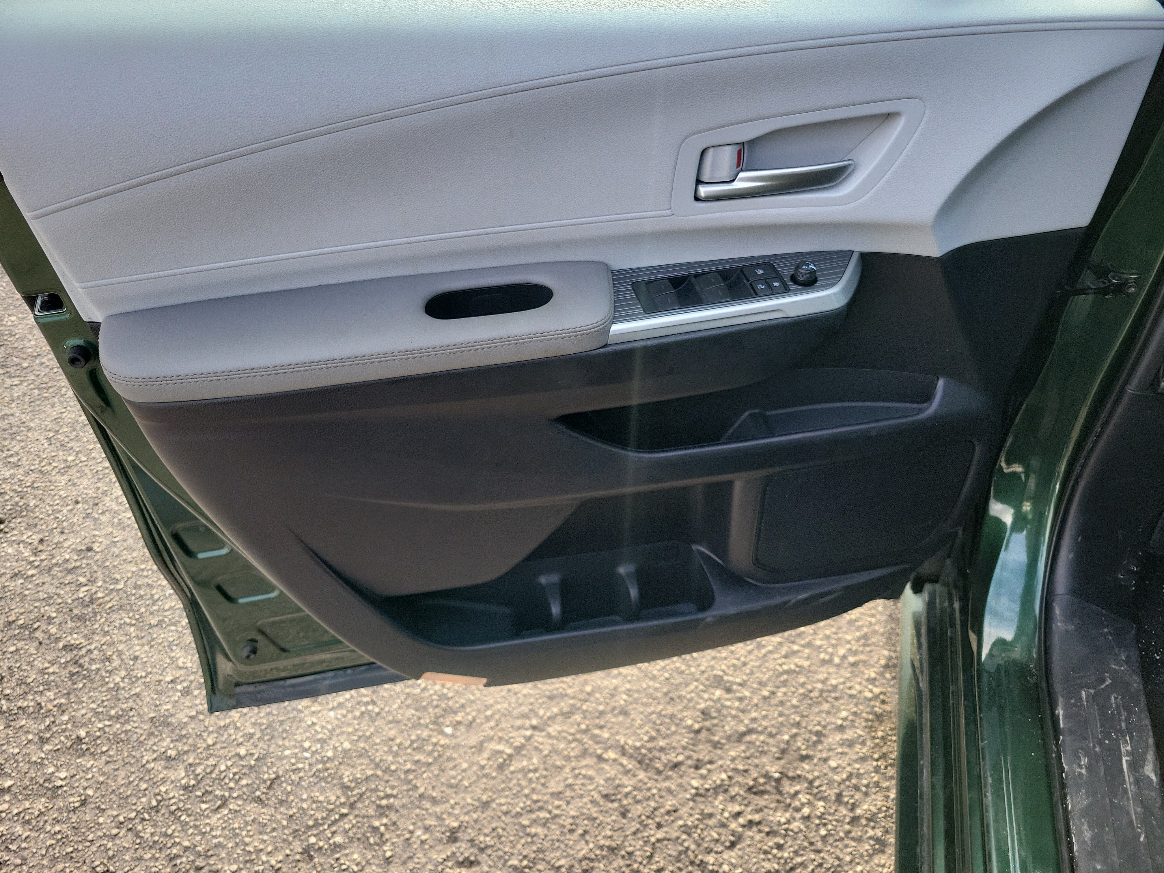 Used 2026 Toyota Sienna XLE FWD image 18