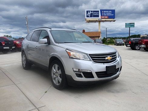 Used 2017 Chevrolet Traverse LT w/ Style and Technology Package FWD image 8