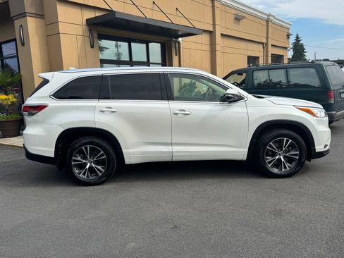 Used 2016 Toyota Highlander XLE AWD/4WD image 8