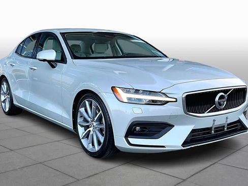 Used 2020 Volvo S60 T5 Momentum image 2