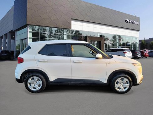 Certified 2020 Hyundai Venue SE image 4