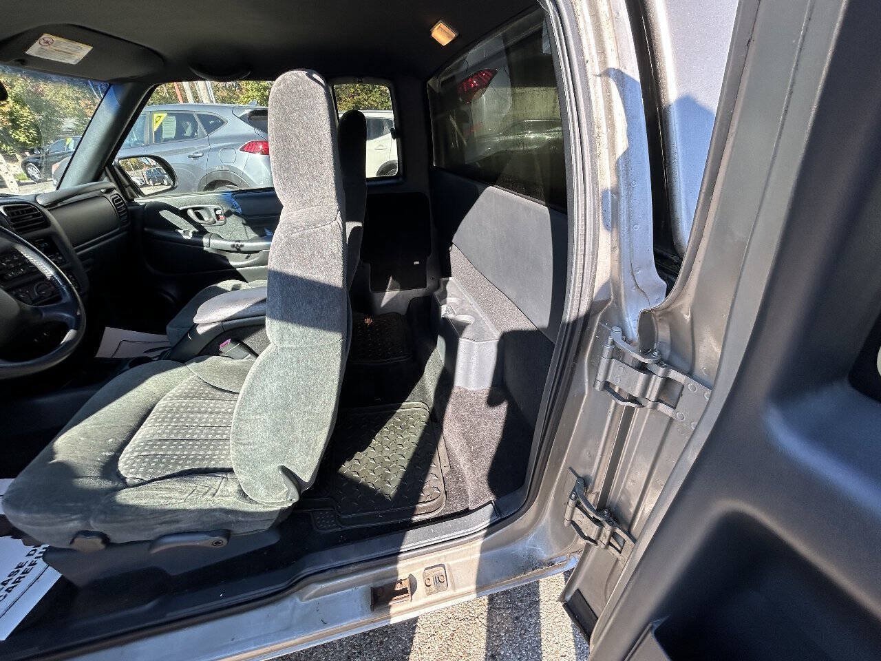 Used 2002 Chevrolet S10 Pickup LS w/ LS Preferred Equipment Group RWD image 7
