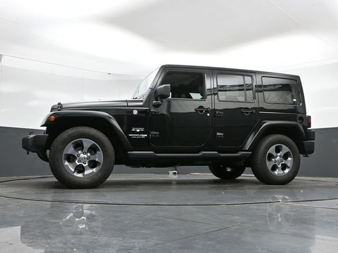 Used 2018 Jeep Wrangler Unlimited Sahara w/ Connectivity Group AWD/4WD image 42