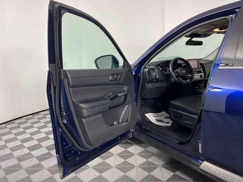 Used 2025 Nissan Pathfinder SV FWD image 18