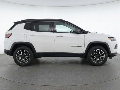 Used 2025 Jeep Compass Trailhawk AWD/4WD image 11