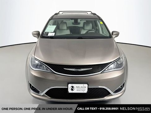 Used 2017 Chrysler Pacifica Touring-L FWD image 2