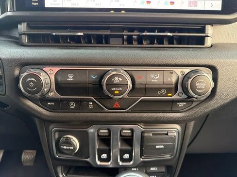 Used 2025 Jeep Wrangler Sport AWD/4WD image 23