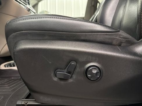 Used 2020 Chrysler Pacifica Touring-L image 15