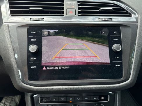 Used 2020 Volkswagen Tiguan SE w/ Panoramic Sunroof Package FWD image 18