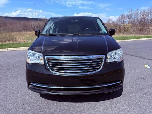 Used 2015 Chrysler Town & Country Touring image 2