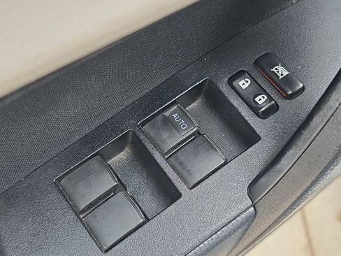 Used 2014 Toyota Corolla LE image 11