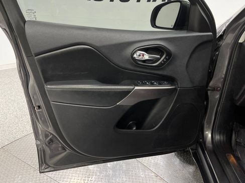 Used 2019 Jeep Cherokee Limited AWD/4WD image 14