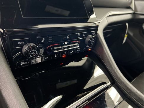 New 2025 Jeep Grand Cherokee L Altitude image 13