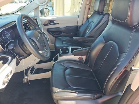 Used 2023 Chrysler Pacifica Touring-L image 3