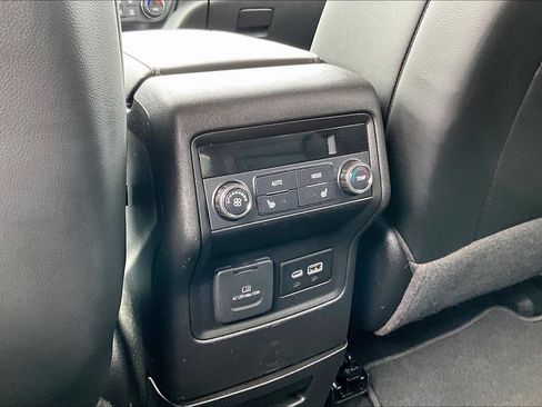 Used 2022 GMC Acadia SLT w/ Technology Package FWD image 33