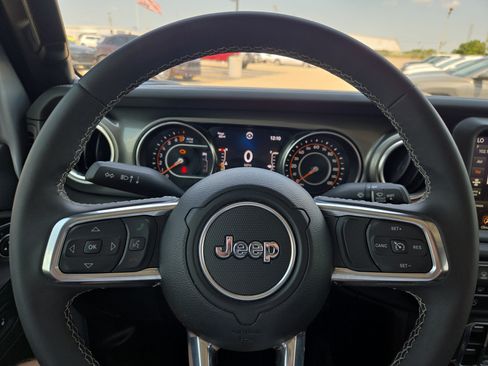 Used 2023 Jeep Gladiator Overland AWD/4WD image 10
