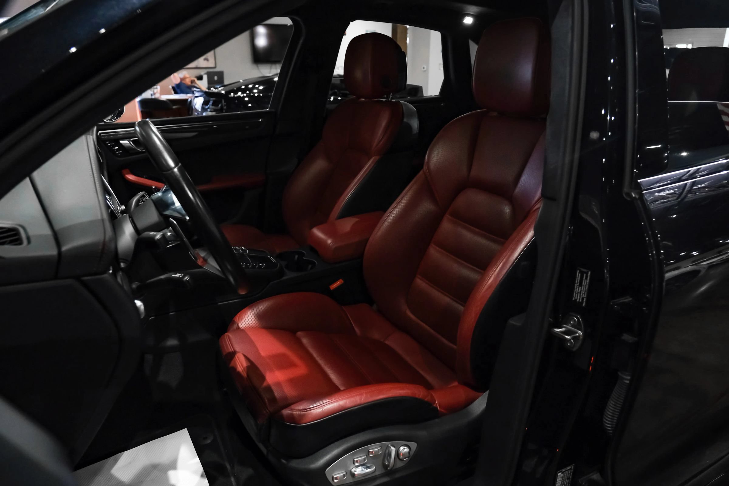 Used 2015 Porsche Macan Turbo AWD/4WD image 31