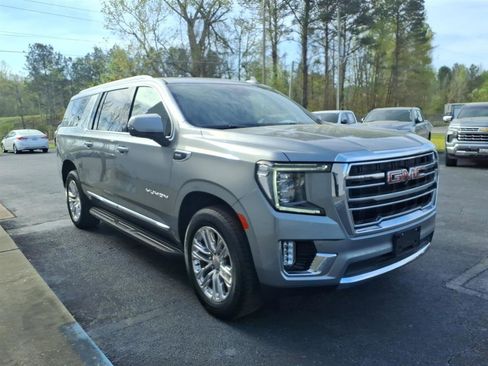 Used 2023 GMC Yukon XL SLT w/ SLT Premium Package image 3