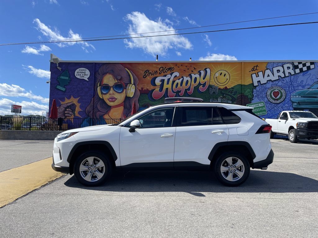 Used 2025 Toyota RAV4 XLE AWD/4WD image 2