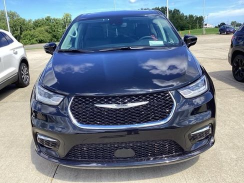 Used 2024 Chrysler Pacifica Touring-L FWD image 2