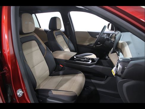 Used 2025 Chevrolet Equinox ACTIV w/ Safety and Technology Package FWD image 16