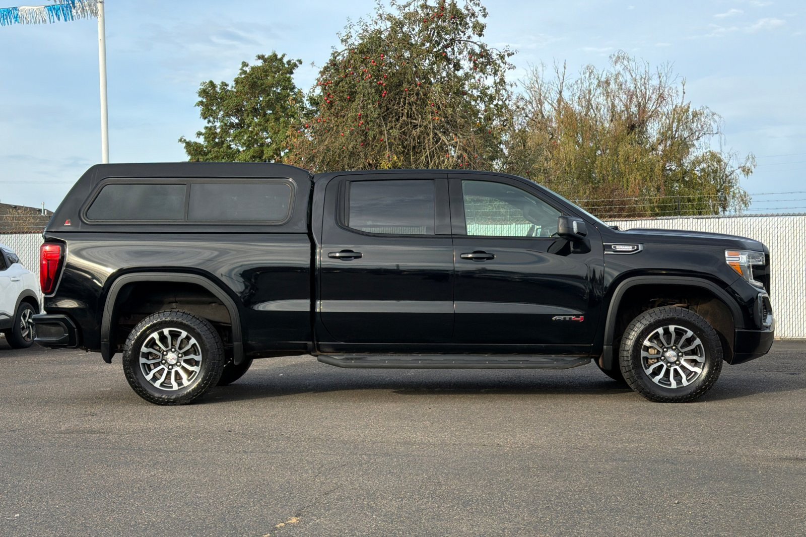 Used 2021 GMC Sierra 1500 AT4 w/ AT4 Preferred Package AWD/4WD image 3