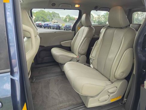 Used 2014 Toyota Sienna XLE FWD image 11