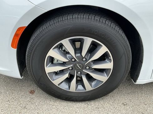 Used 2024 Chrysler Pacifica Select image 5