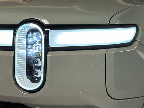 Used 2022 Rivian R1S Launch Edition image 3