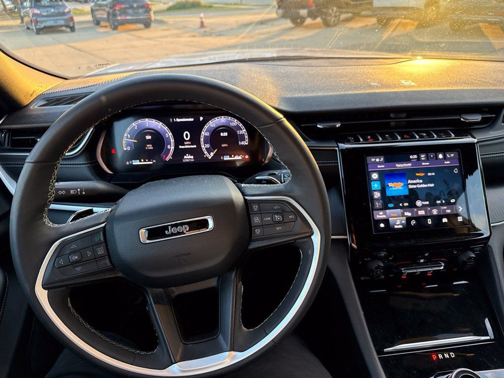 Used 2025 Jeep Grand Cherokee Laredo X w/ Luxury Tech Group I AWD/4WD image 18