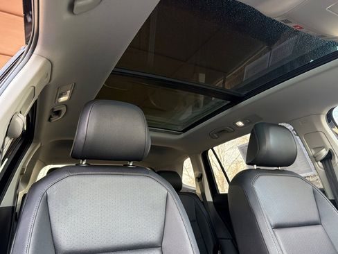 Used 2020 Volkswagen Tiguan SE w/ Panoramic Sunroof Package image 19