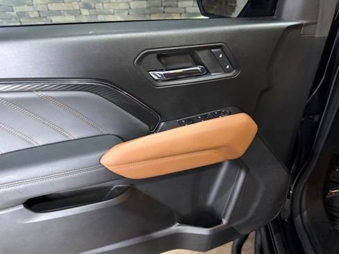 Used 2023 GMC Canyon AT4 w/ Technology Package AWD/4WD image 9