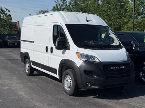 Used 2024 RAM ProMaster 2500 w/ Convenience Group FWD image 2